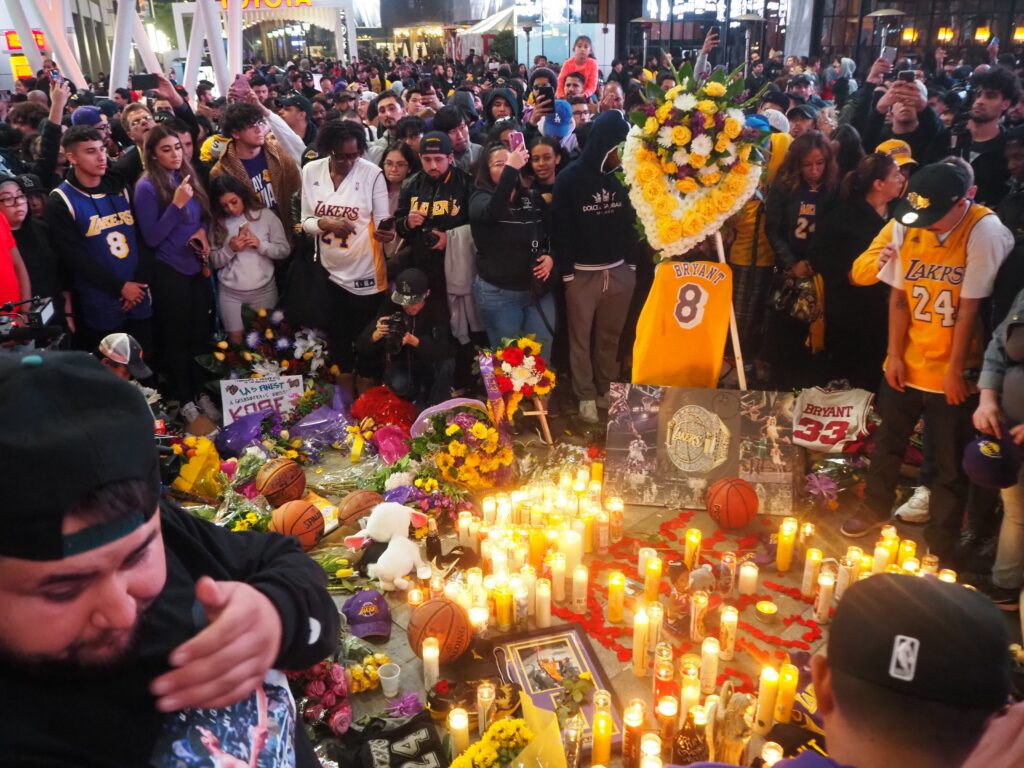 A memorial for the late Kobe Bryant. Image via Wikimedia Commons